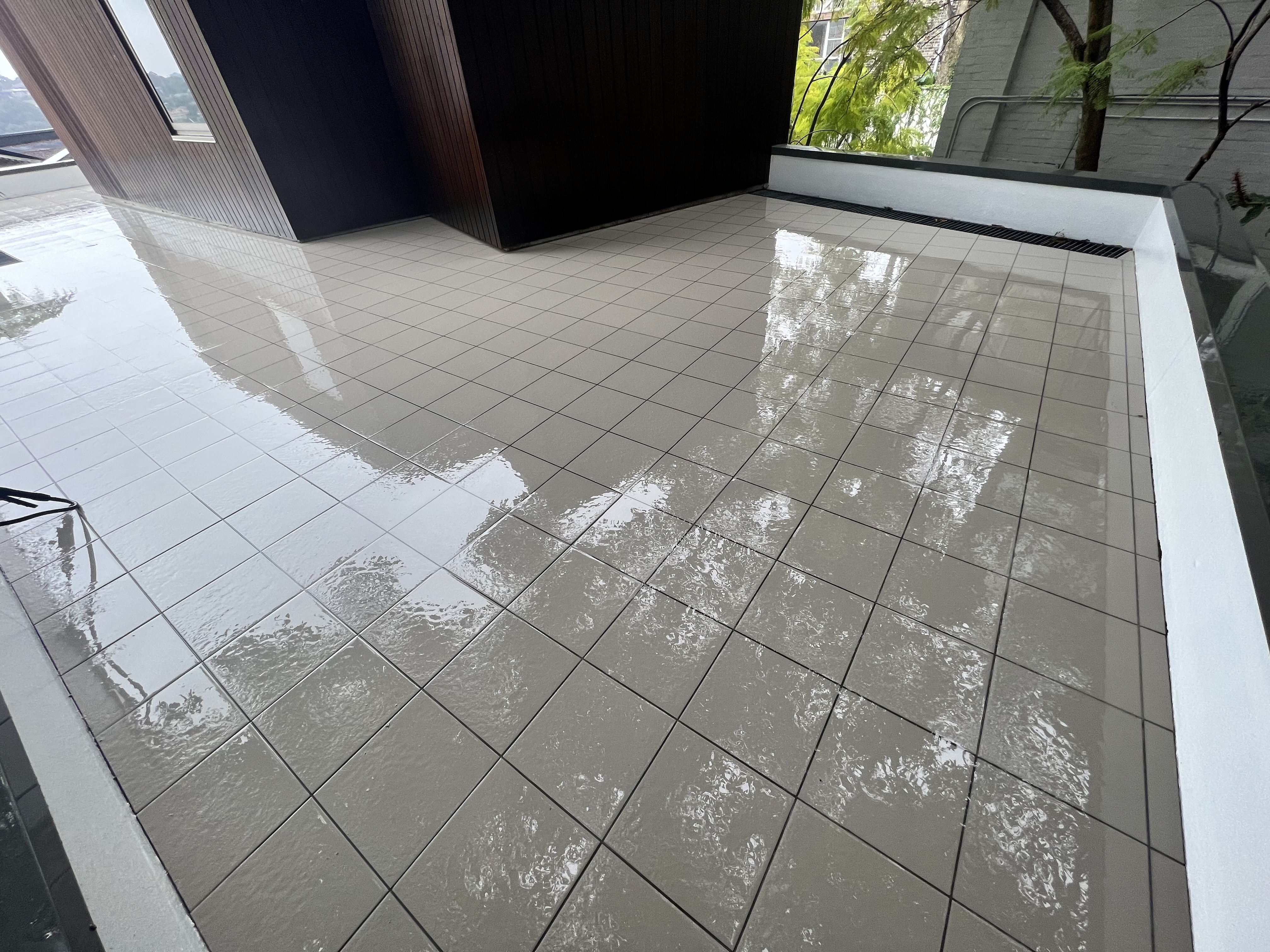 Tiles after pressure cleaning